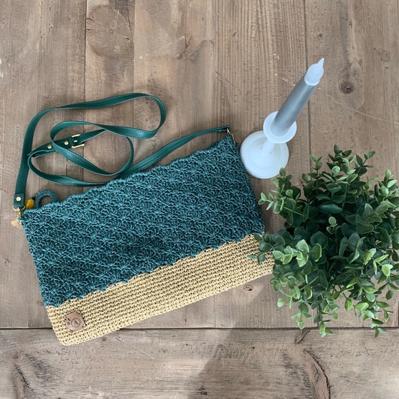 Green woven raffia messenger. - Picture 3 of 6